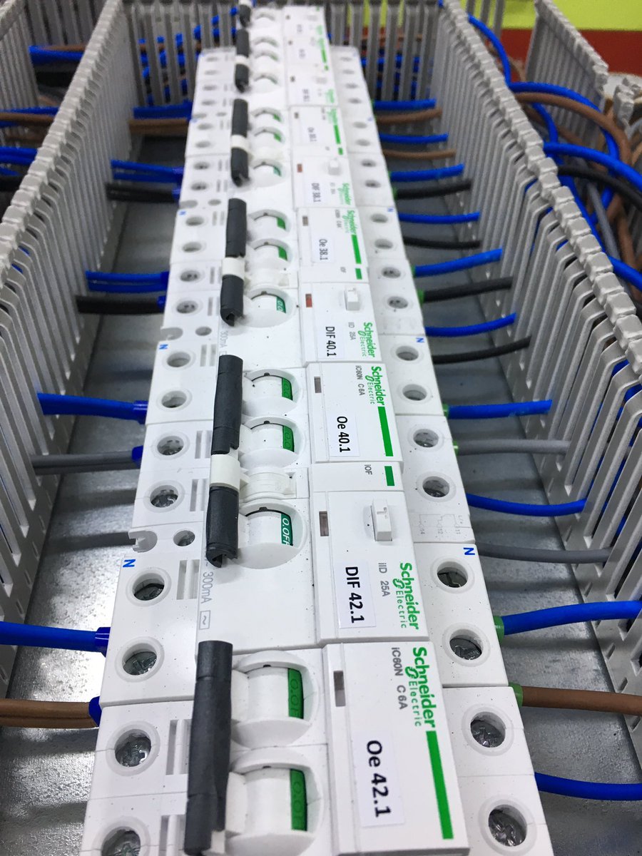 CemAutomatismos's tweet photo. Construcción de cuadro eléctrico. @CemAutomatismos  #cuadroselectricos #electricidad #electricista #automatismos https://t.co/Zx5SA6R4p2