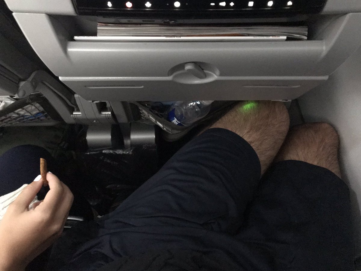 alexabrines's tweet photo. Para cuándo una tarifa en la que no tengamos que pagar mas por estar igual de cómodos que el resto? Lo de las aerolinias es lamentable. https://t.co/AH6l4oQaqr