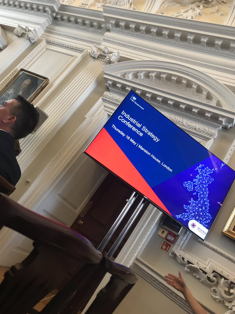 RichardOxRosser's tweet photo. Thank you to @OxLEPBusiness for inviting me to the Industrial Strategy Conference and the Lord Mayor’s Business and Industry dinner at Mansion House. A real privilege to represent Oxfordshire’s business community. https://t.co/2L4jTVX5YN
