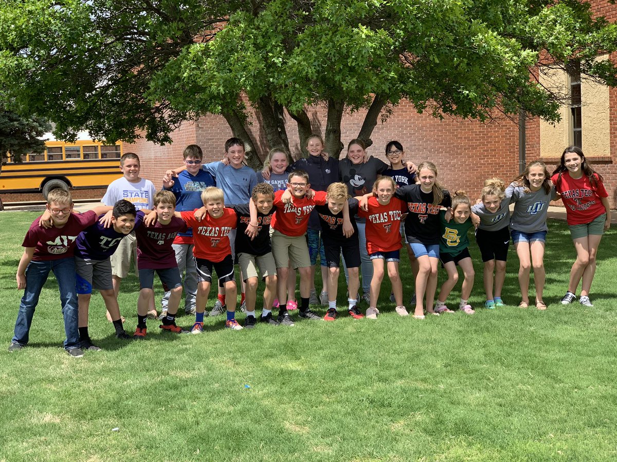 Naz5thgrade's tweet photo. #ClassOf2026 #Naz5thgrade a final group picture in front of the flags... we loved having the responsibility of raising and lowering the flags each day #LifeIsGood 😎❤️ https://t.co/VX1Iao6tdL