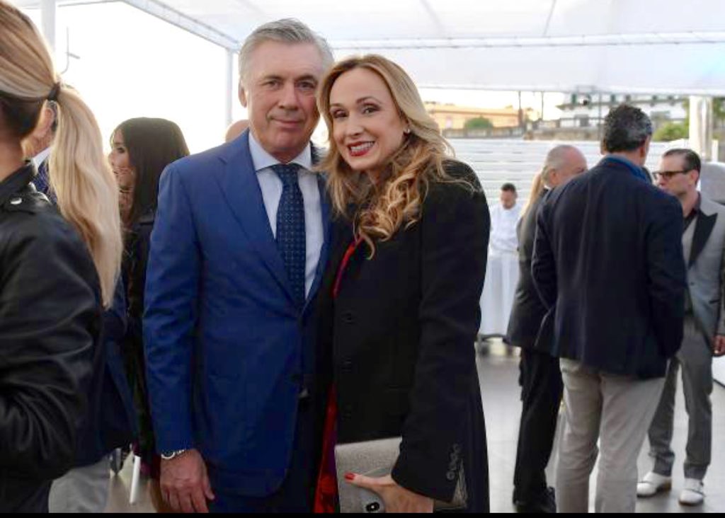 MrAncelotti's tweet photo. Fantastica e divertentissima cena con la famiglia del Napoli. 

Great evening with my Napoli Family.

#ForzaNapoliSempre https://t.co/NwPUnTqLZQ