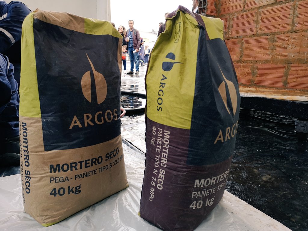 Cementos_Argos's tweet image. Corre a nuestro Facebook y no te pierdas la demostración en vivo de #MorteroSeco: mayor eficiencia para tus obras. #ExpoconstrucciónConArgos