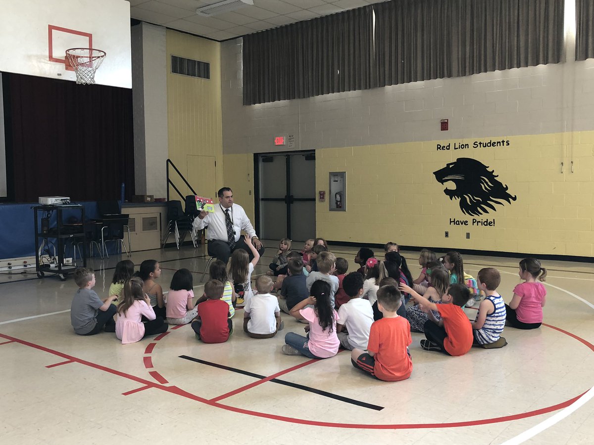 MrsMeganJordan's tweet photo. Last session of Ready Freddy and we talked @LeeJordan67 into reading the story tonight! Thank you @UnitedWayofYork for the amazing program! I have loved teaching this the past three years and look forward to teaching it again!
@LJMelemschool @rlschools https://t.co/sxu7zTeCCa