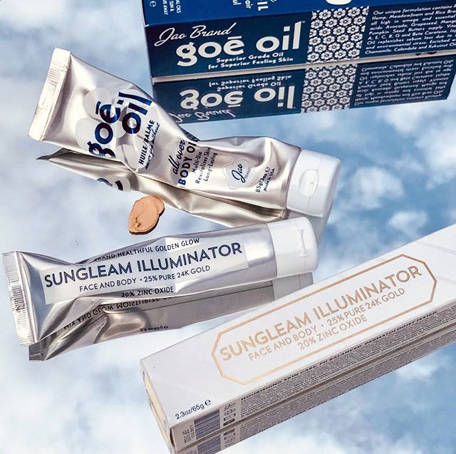 When the weather is this nice in New York we can't help but count down the days until summer, ☀️ but for now we can fake that summer look 😉 with #GoeOil and #SungleamIlluminator . If you blend the two together you can achieve the ideal sun-kissed glo… bit.ly/2Jo5Fz6