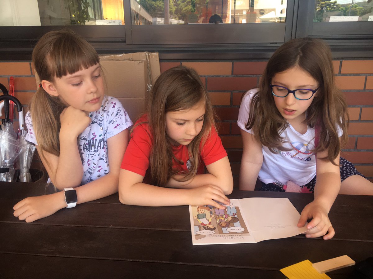 Hirasensei's tweet image. Grade 3 Japanese as an additional class students LOVE reading Tadoku library level 0 and level 1 books. It is great to see they read Japanese book for a pleasure! #pypjapanese #yislearning