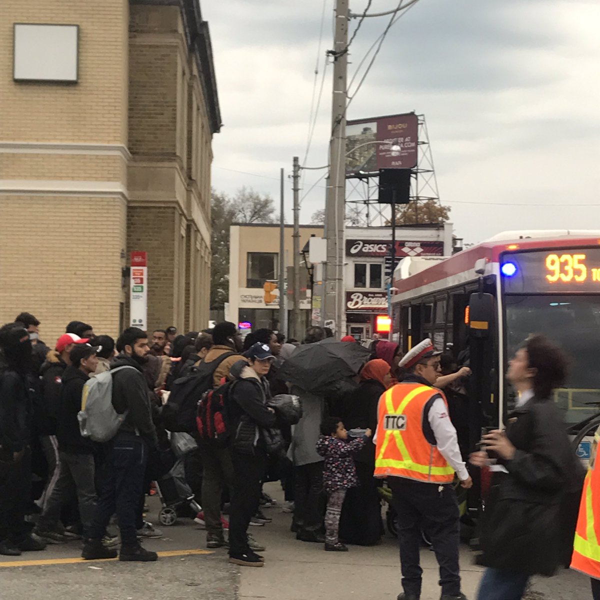 mammopolis's tweet photo. @TTChelps no one @ Jane Station. Ongoing Chaos. #TTC there has to be a better way than inviting mob induced violence w/ this "plan". #blogto https://t.co/ZRk1DRHJY7