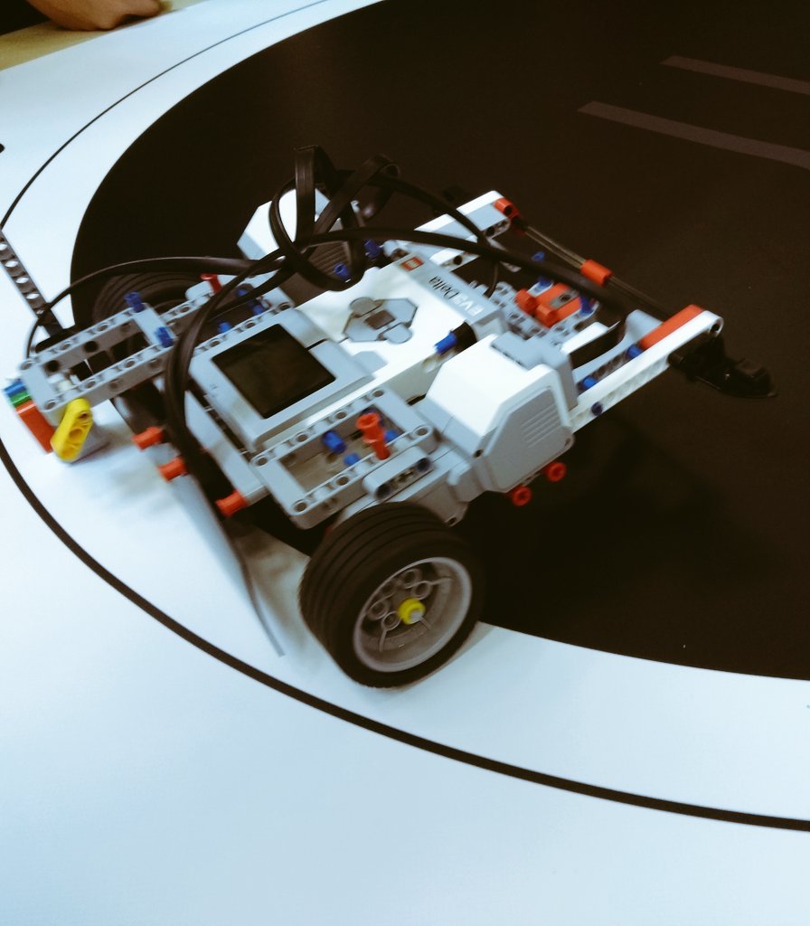 MrSchuermann's tweet photo. Growth mindset, creative thinking &amp; modern learning skills everywhere!! 

A super AWESOME day of minds-on #Peel21st fun during our annual '#MakerEd #STEAM SUMO Robotics Competition' @PeelSchools!

Great collaborating w @MrUriarte @TayloredInquiry @BC_NIX @AylesburyPDSB today 👍🤖 https://t.co/03Tq2iZwz4