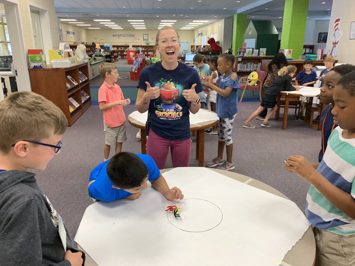 librarianmarli's tweet image. Second graders were able to battle their #Bristlebots today! To say I was pumped is an understatement. Thanks @DonorsChoose! #OdellPrimaryPride #HUGEsuccess #librarylife