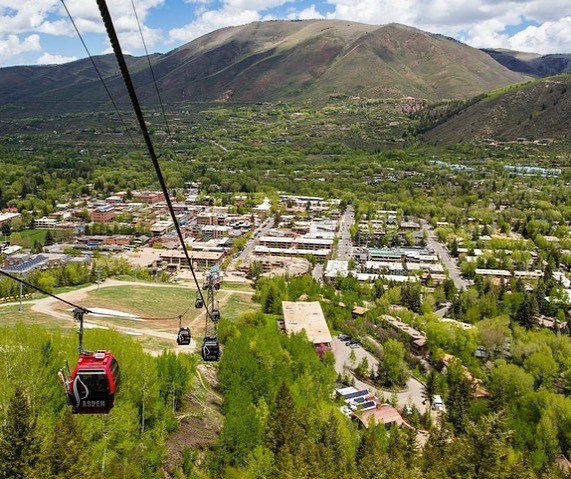 TheLittleNell's tweet photo. Did someone say spring skiing + riding? @aspensnowmass just announced Aspen Mountain’s upper slopes will reopen for Memorial Day weekend! #linkinbio for details. 🎿 
#memorialday
#springskiing
#ski
#snowboard
#aspen
#extendedseason
#snowboarding 
#ski… https://t.co/y3iOjgFZRS https://t.co/WVVwsnJHMA