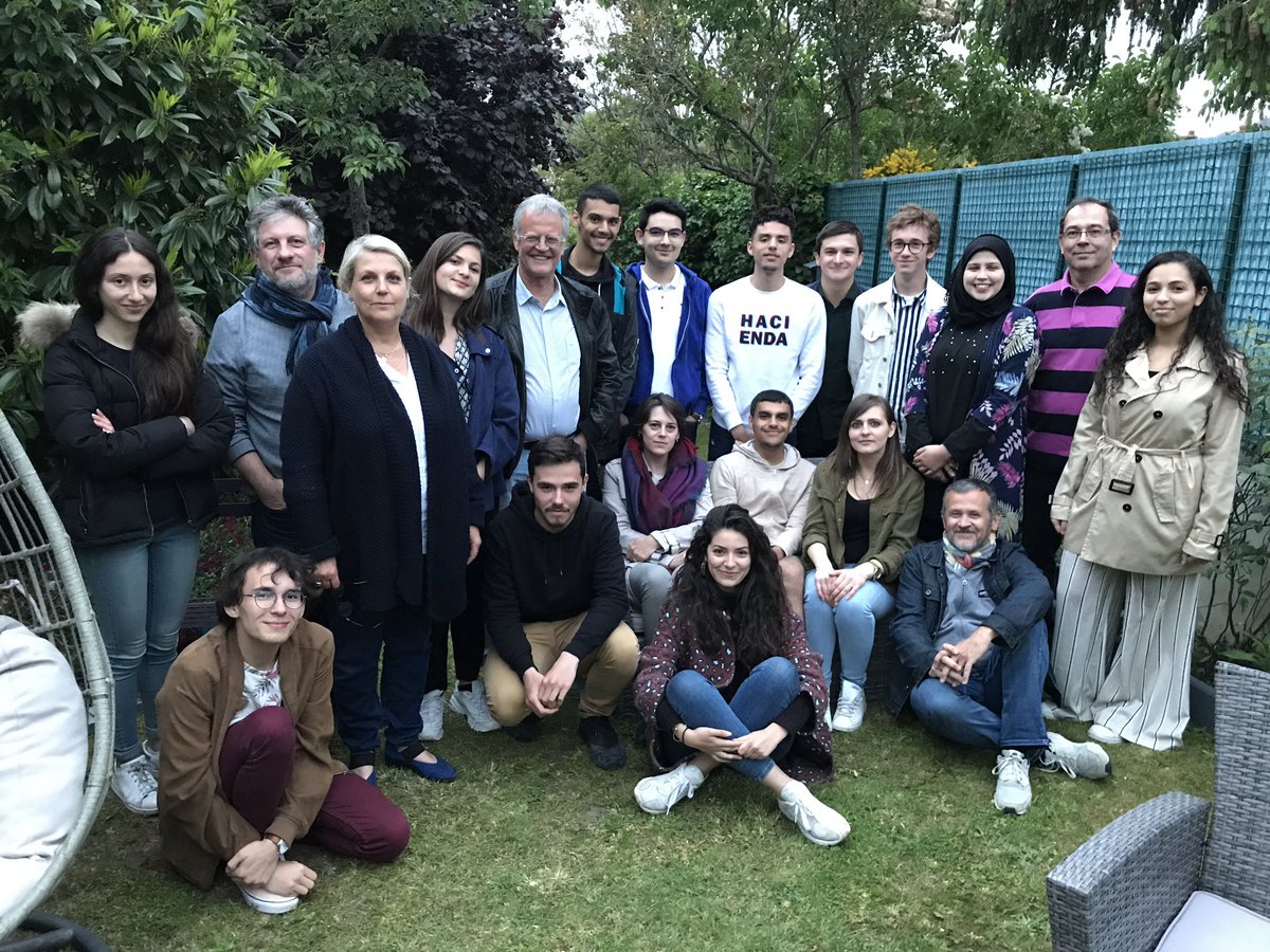nathtrin's tweet photo. Soiree de fin de promo et dernier coaching des élèves admissibles de @SaintExMantes par leur fidèle parrain, @PascalBoniface qui les soutient et les encourage avec sincérité et enthousiasme. Un grand merci du fond du 💜 de nous tous https://t.co/mfMIUd0A64