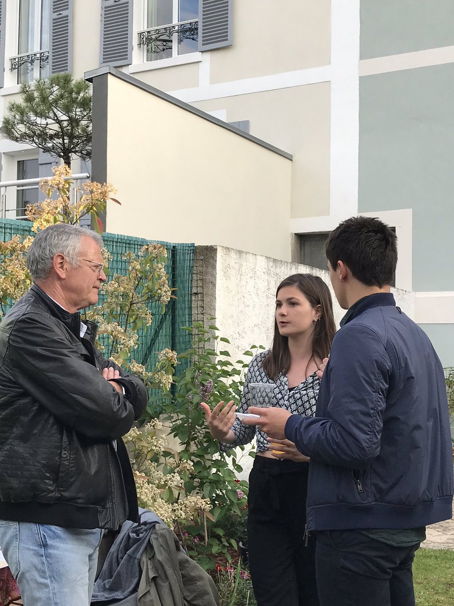 nathtrin's tweet photo. Soiree de fin de promo et dernier coaching des élèves admissibles de @SaintExMantes par leur fidèle parrain, @PascalBoniface qui les soutient et les encourage avec sincérité et enthousiasme. Un grand merci du fond du 💜 de nous tous https://t.co/mfMIUd0A64