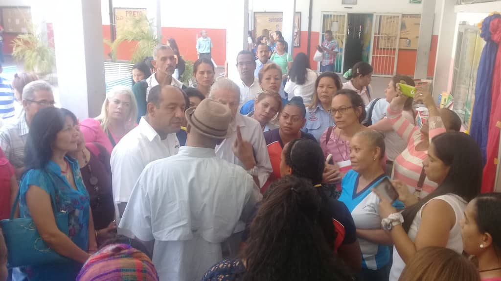 CDCEMCOSTADEORO's tweet photo. La Autoridad Unica en Educación Prof @leoalvacabrera hizo recorrido por las diferentes muestras pedagógicas de las instituciones presentes en el #CongresoPedagogicoEstadal 
@NicolasMaduro @psuvaristobulo @MPPEDUCACION @RosangelaOrozco @cenamec_centros @cen_araguaney @josevsierra https://t.co/kxb52LodRo