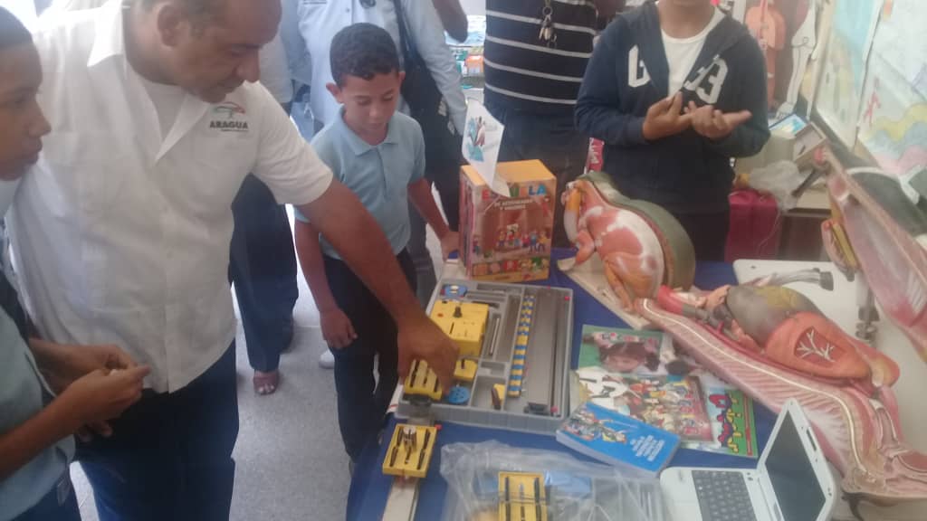 CDCEMCOSTADEORO's tweet photo. La Autoridad Unica en Educación Prof @leoalvacabrera hizo recorrido por las diferentes muestras pedagógicas de las instituciones presentes en el #CongresoPedagogicoEstadal 
@NicolasMaduro @psuvaristobulo @MPPEDUCACION @RosangelaOrozco @cenamec_centros @cen_araguaney @josevsierra https://t.co/kxb52LodRo