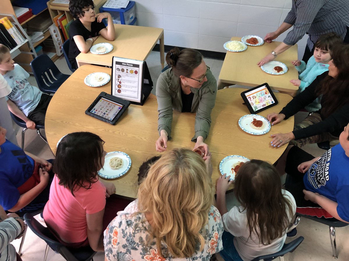 AGiacquinta's tweet photo. Tomorrow is national pizza day so today we read an article from @n2y then followed a recipe to make our own English muffin pizzas and tomorrow we will order the real thing 🍕 @MrsWalsh345 https://t.co/t8mZ1gMfq3