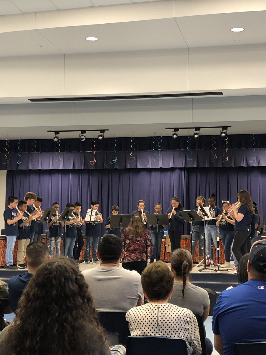 bookkiller75's tweet photo. What’s better than listening to the recorder choir and all the musical talent they are developing @WTHanes Thanks @WTHanesMusic #recordersarefun https://t.co/BNdwSabVLq