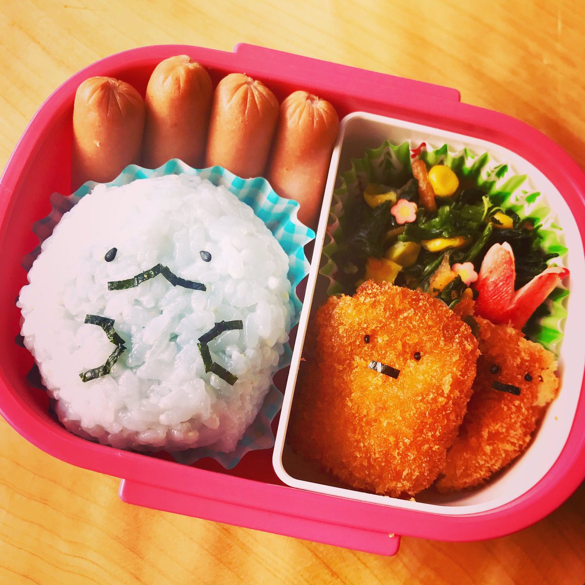 yasjiji's tweet image. 今日は遠足。
曇天だけど6歳女性の好きな空。
お弁当リクエストはすみっコぐらし。
(˙-˙)
#すみっコぐらし弁当