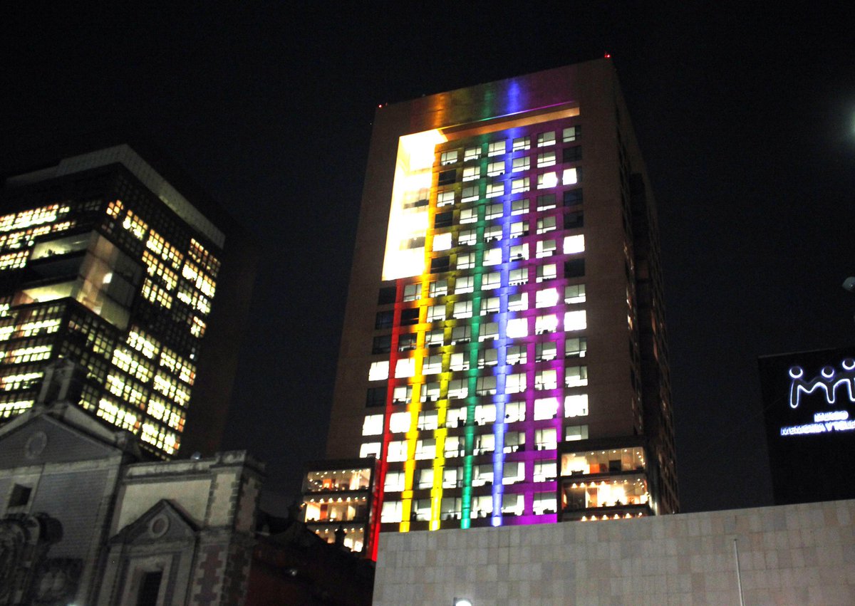 novemmagazine's tweet photo. 🏳️🌈 El edificio de la Secretaría de Relaciones Exteriores, se iluminó esta noche con los colores de la bandera LGBT...#NovemEnDirecto #novemmagazine #ancoturlgbtmx 🏳️🌈 https://t.co/C3D8XTDfvs