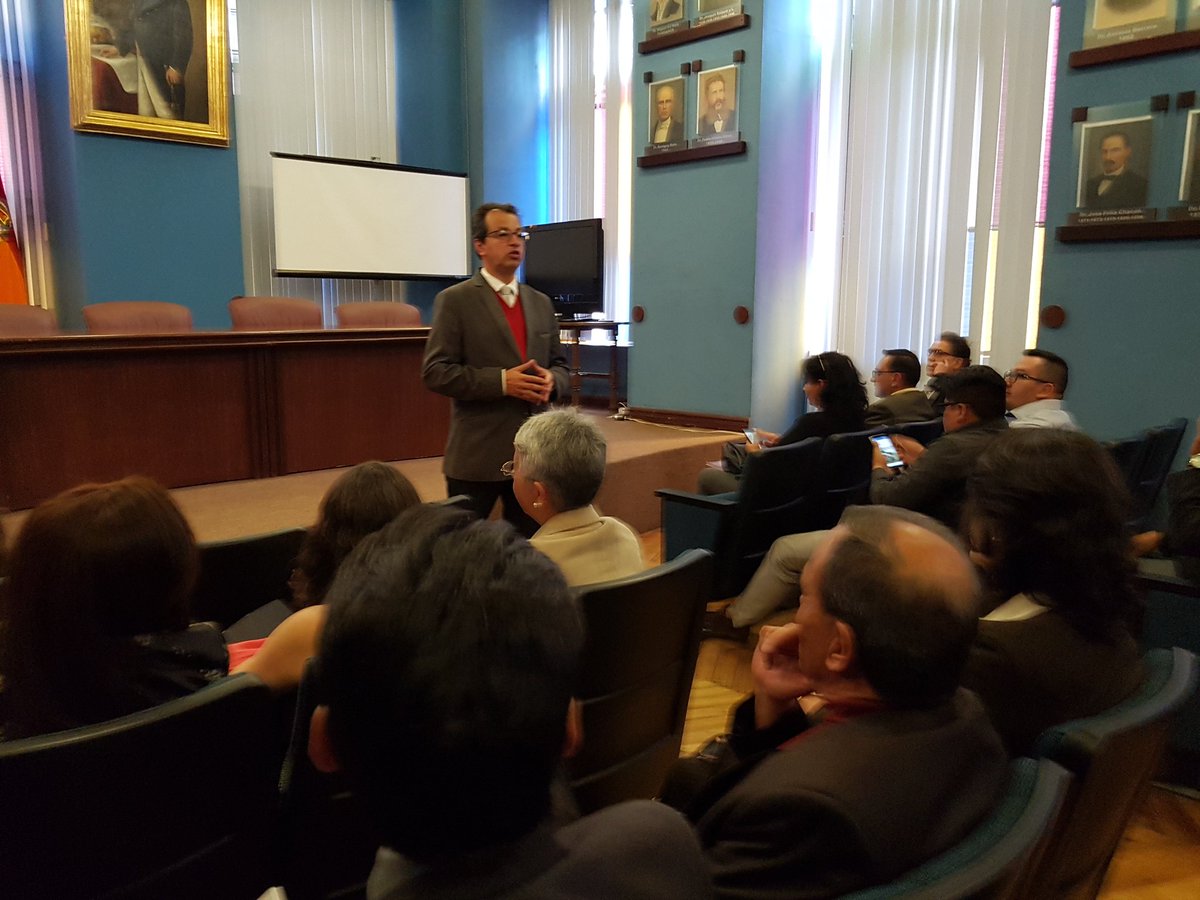 AzuayCJ's tweet photo. El Pdte. de la Corte de Justicia de #Azuay, #PabloValverde, saluda a los abogados que asisten al #ConversatorioJurídico. Agradece a #GeovanniSacasari, Dir. de la carrera de #Derecho de la @ucuenca, quien esta tarde abordará el tema "Libertad Probatoria" implementado en el #COGEP https://t.co/ZwAchqlR61