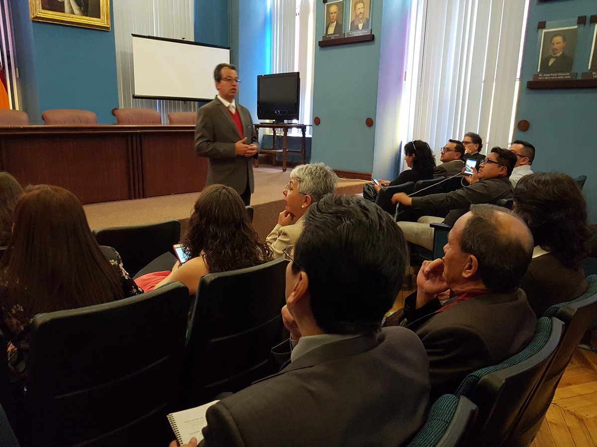 AzuayCJ's tweet photo. El Pdte. de la Corte de Justicia de #Azuay, #PabloValverde, saluda a los abogados que asisten al #ConversatorioJurídico. Agradece a #GeovanniSacasari, Dir. de la carrera de #Derecho de la @ucuenca, quien esta tarde abordará el tema "Libertad Probatoria" implementado en el #COGEP https://t.co/ZwAchqlR61
