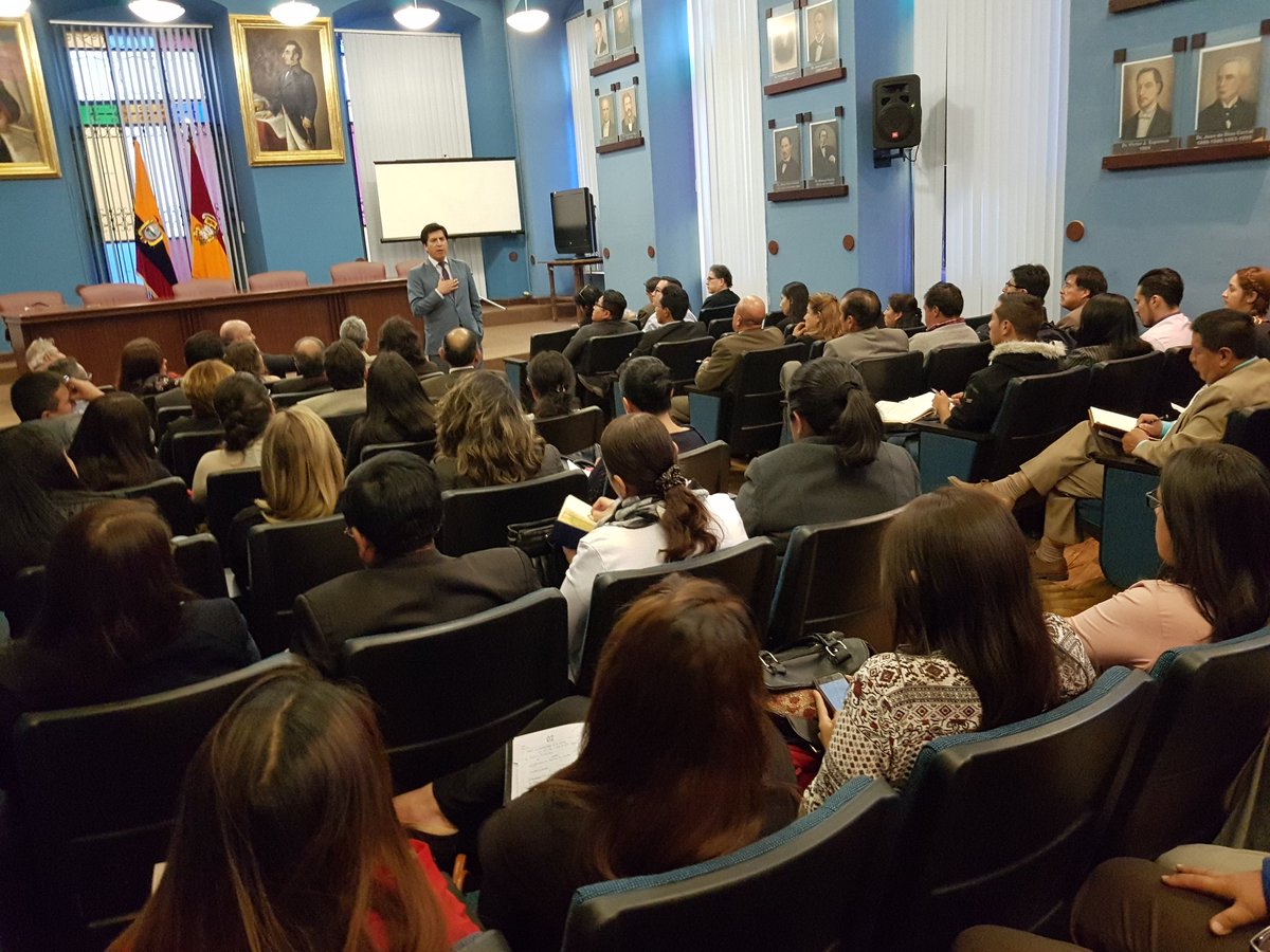 AzuayCJ's tweet photo. El Pdte. de la Corte de Justicia de #Azuay, #PabloValverde, saluda a los abogados que asisten al #ConversatorioJurídico. Agradece a #GeovanniSacasari, Dir. de la carrera de #Derecho de la @ucuenca, quien esta tarde abordará el tema "Libertad Probatoria" implementado en el #COGEP https://t.co/ZwAchqlR61