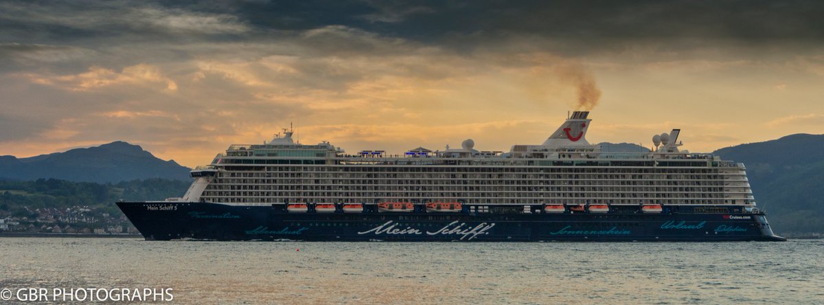 GBRPhotos's tweet photo. Mein Schiff 5 and Hebridean Sky @discinverclyde @MeinSchiff5 on the Clyde https://t.co/6EsKA5wHNu