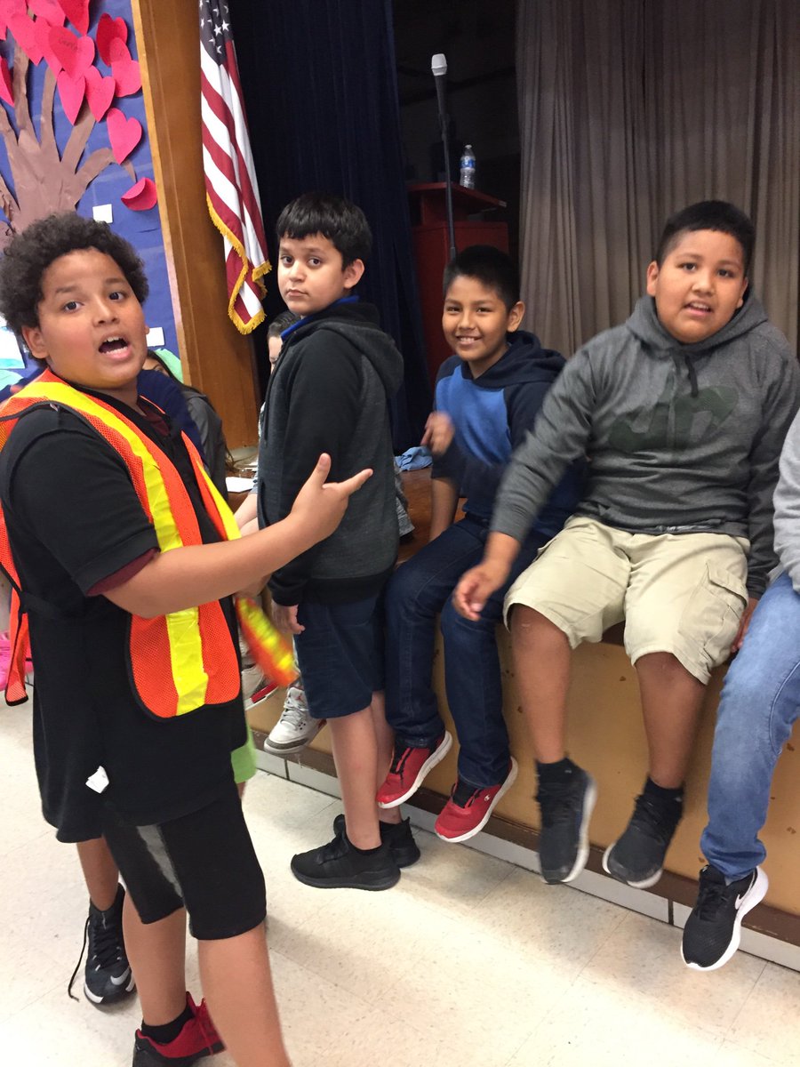 romany_ly's tweet photo. Principal's Leadership Club members help monitor the cafeteria, distribute utensils, and keep the lunchroom clean. https://t.co/dVC4iS76E4