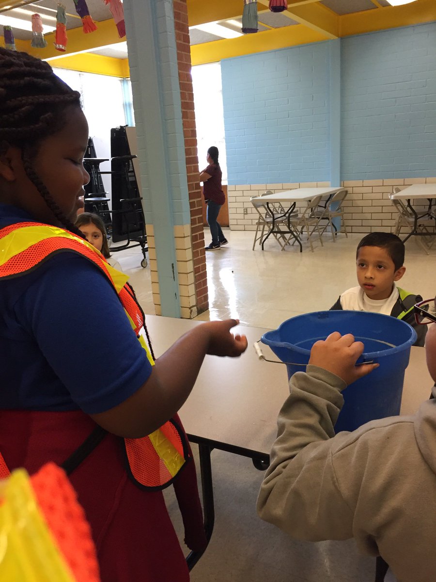 romany_ly's tweet photo. Principal's Leadership Club members help monitor the cafeteria, distribute utensils, and keep the lunchroom clean. https://t.co/dVC4iS76E4