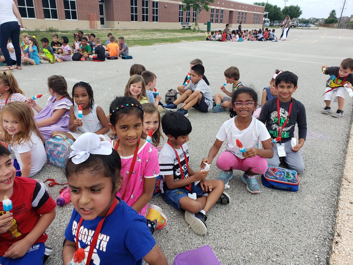 MrsCorinaSolis's tweet photo. P is for Popsicle Party! #yum https://t.co/0ZjbAKcxrI