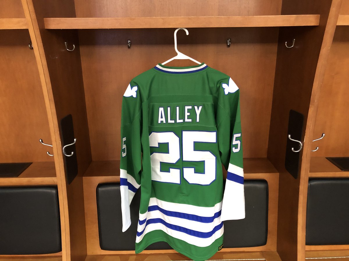 TonyGranato's tweet photo. Thanks to 1977 NCAA OT game-winning goal scorer Steve Alley for passing along this beauty from his Hartford Whalers' days. It's for our NHL alumni jersey project at the Kohl Center. #BadgerAlumOfTheDay https://t.co/VF8M9Jxpy3