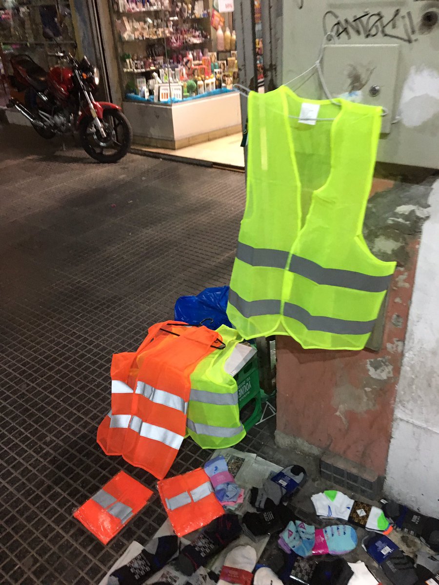 berbichara's tweet photo. No tengo moto pero casi me compro un chaleco porque compulsivo SIEMPRE https://t.co/SmUatanjOK