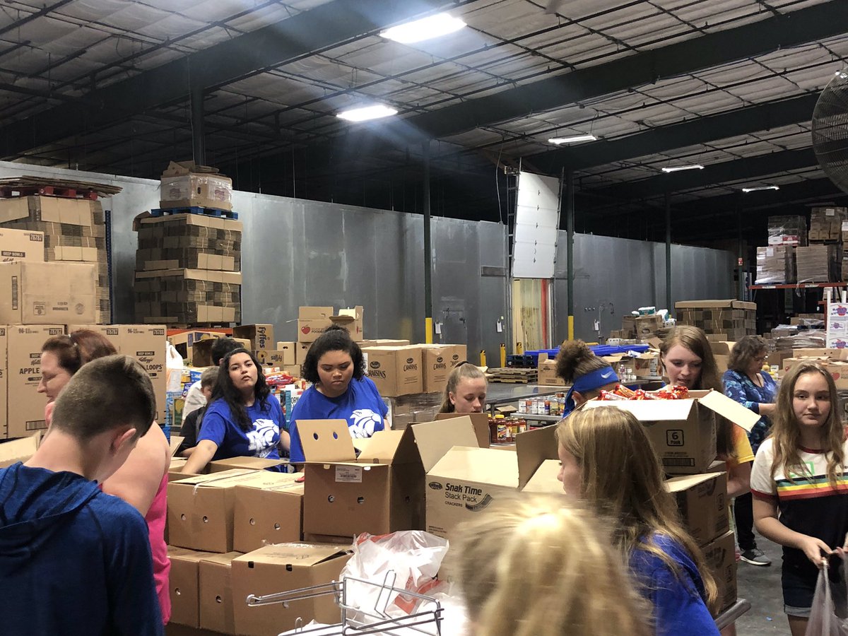 msheneghan's tweet photo. One of the goals of the Ambassadors program is to represent @DavenportNorthH in a positive light in the community. For the 2nd year we were able to bring @WoodVikings along as we did that @RiverBendFood. https://t.co/FbCgmEyWqE