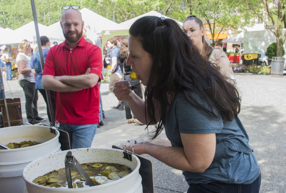 LakeFong's tweet photo. Missed today's Opening Day of Market Square Farmers Market? Don't worry, the Market runs every Thursday from May 16 - October 31, 10:00 a.m. - 2:00 p.m. #FarmersMarkets #Pittsburgh #MarketSquare #DowntownPittsburgh #TwoAcreFarm #HelloHummus @hellohummus @TwoAcreFarm #AndrewsFarm https://t.co/9ySvq31Ydp