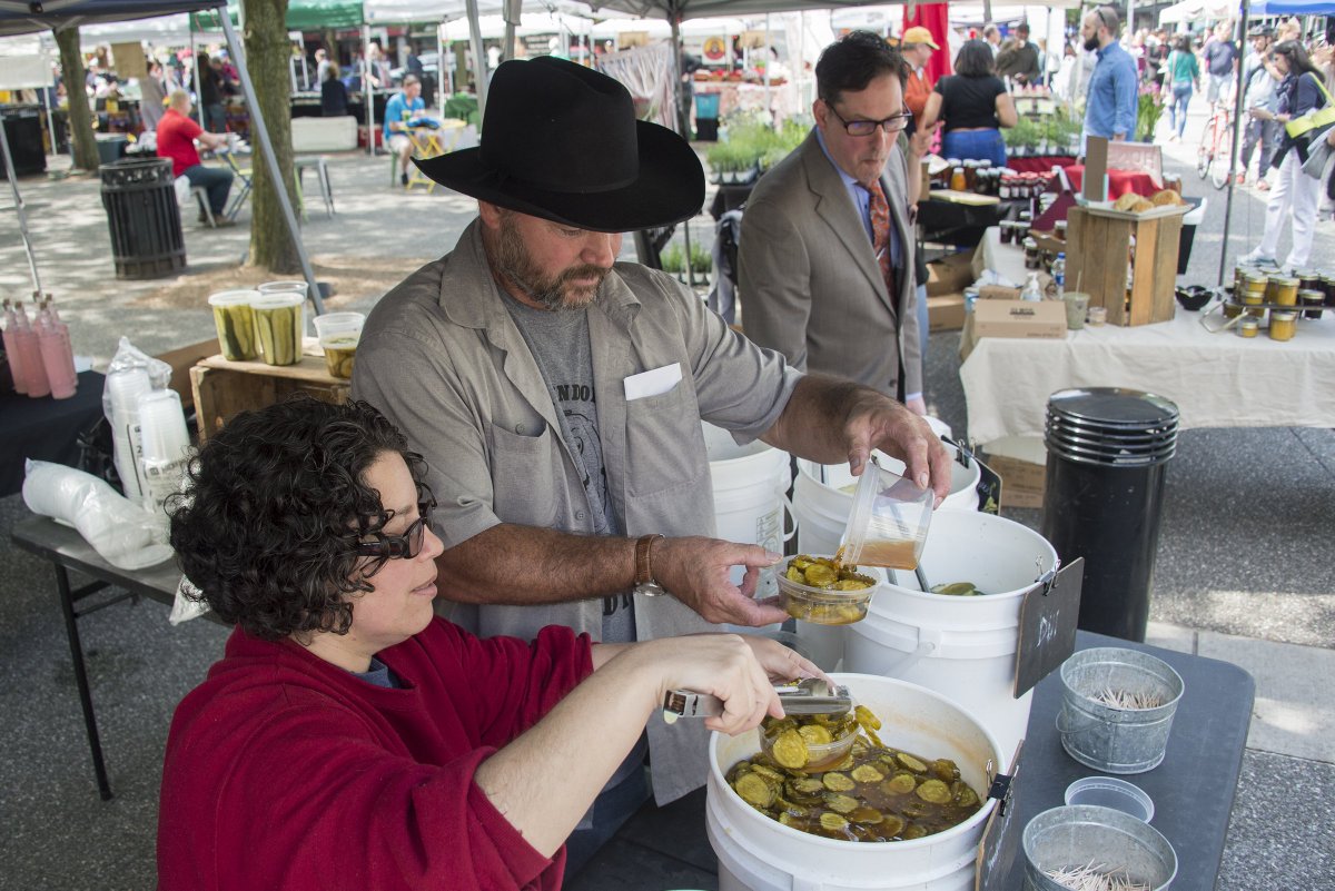 LakeFong's tweet photo. Missed today's Opening Day of Market Square Farmers Market? Don't worry, the Market runs every Thursday from May 16 - October 31, 10:00 a.m. - 2:00 p.m. #FarmersMarkets #Pittsburgh #MarketSquare #DowntownPittsburgh #TwoAcreFarm #HelloHummus @hellohummus @TwoAcreFarm #AndrewsFarm https://t.co/9ySvq31Ydp