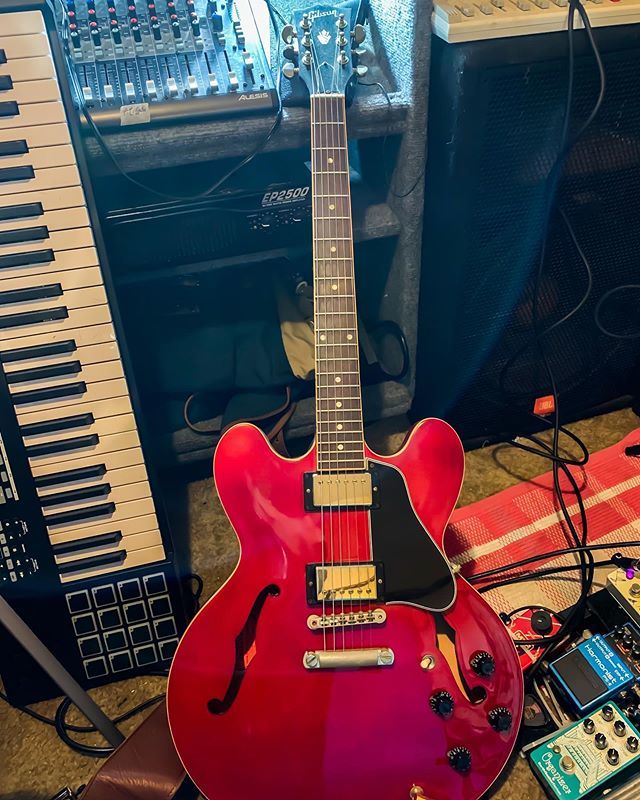 TheFullSuns's tweet photo. Always my first choice when tracking ☝️
#es335 #guitar #gibson #number1 #recording #tracking #homerecording #indiemusic #thefullsuns #red #rock #newsong #tunes #create #isntshelovely #guitarporn https://t.co/DxcYBBXiNK