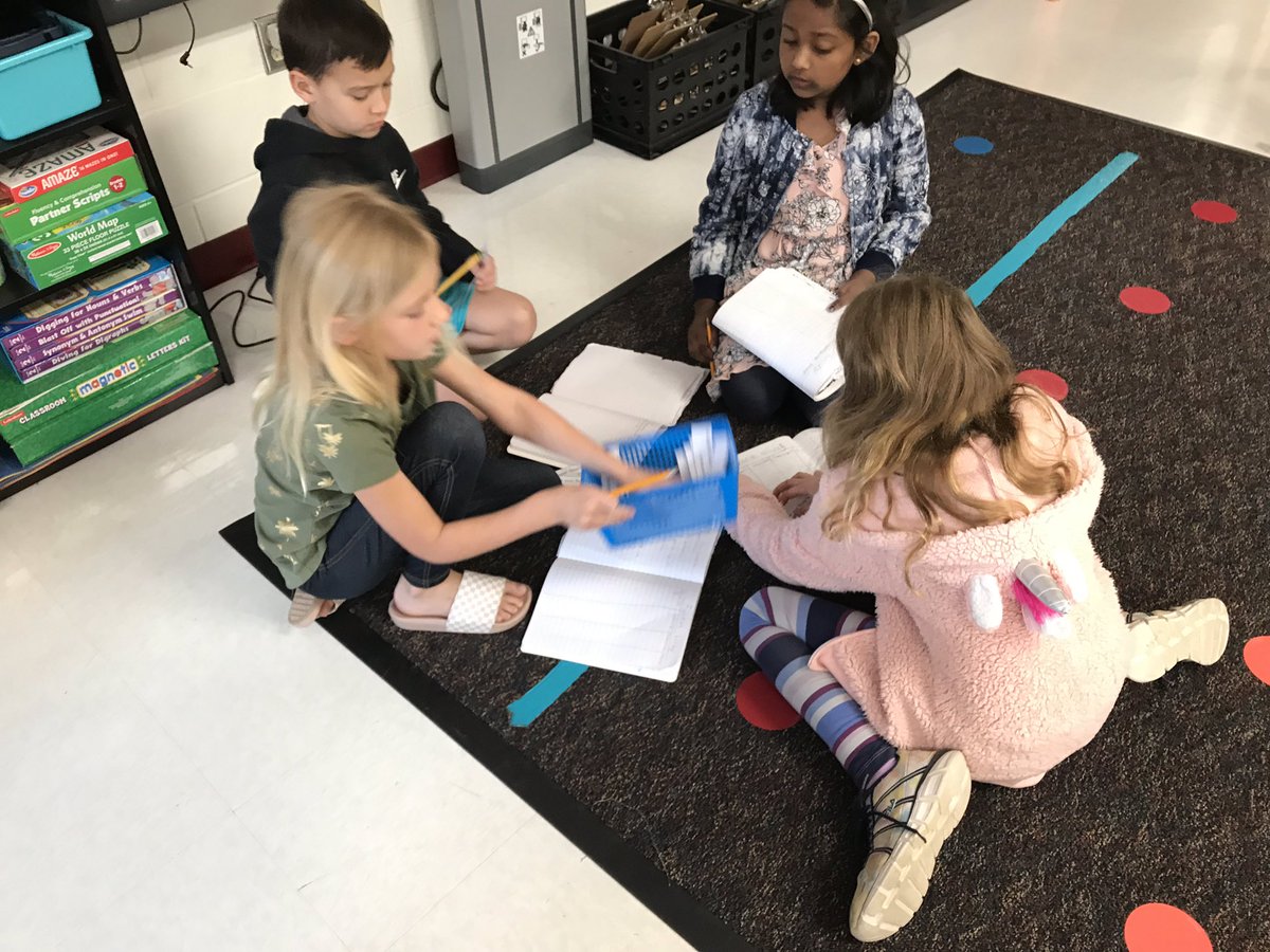 MrsMorell_E's tweet photo. Collaborating, analyzing data, and using critical thinking to create our own graphs. We love math! #mtes3yr https://t.co/DKMH6Ra9h2