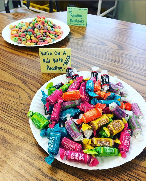 MrsMartinSmiles's tweet photo. Reading Buffet! #FunIn1Grade #CountdownToSecondGrade #ReadersAreLeaders #MakeLearningFun #ReadingBuffet https://t.co/FvQD40WZCc