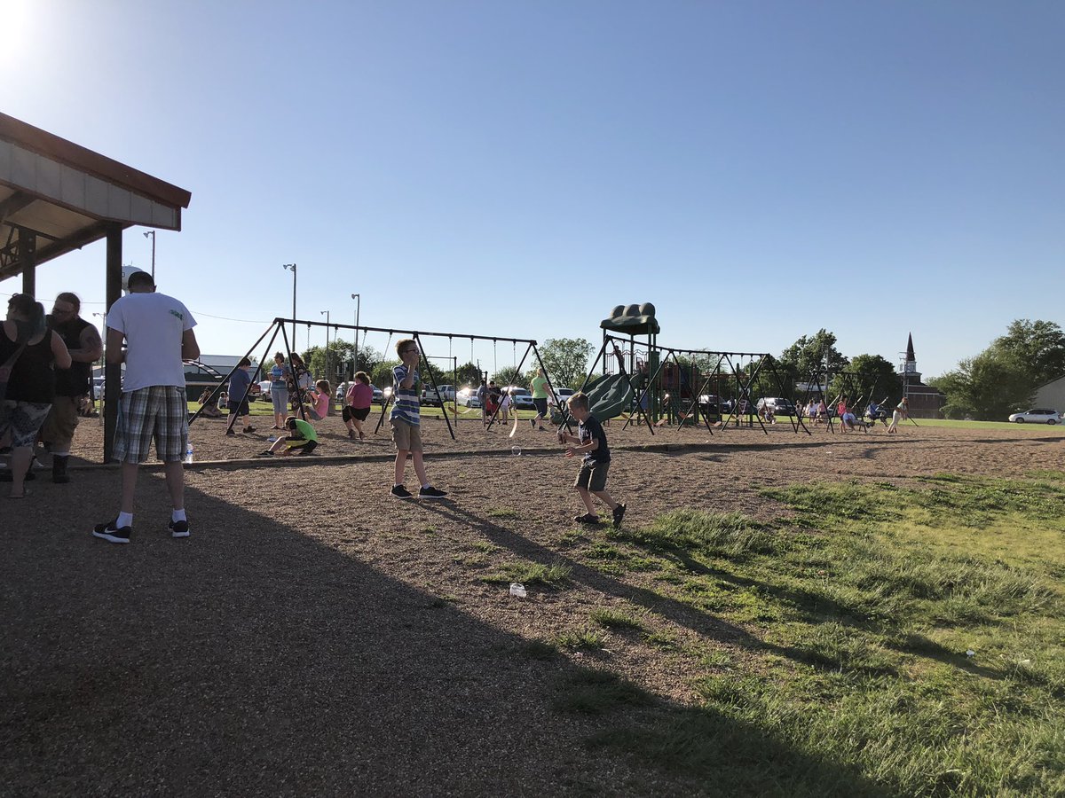 dr_moore24's tweet photo. We had a blast at our 4th Grade Picnic! @DAMalloryES https://t.co/vuRmB4qVv7