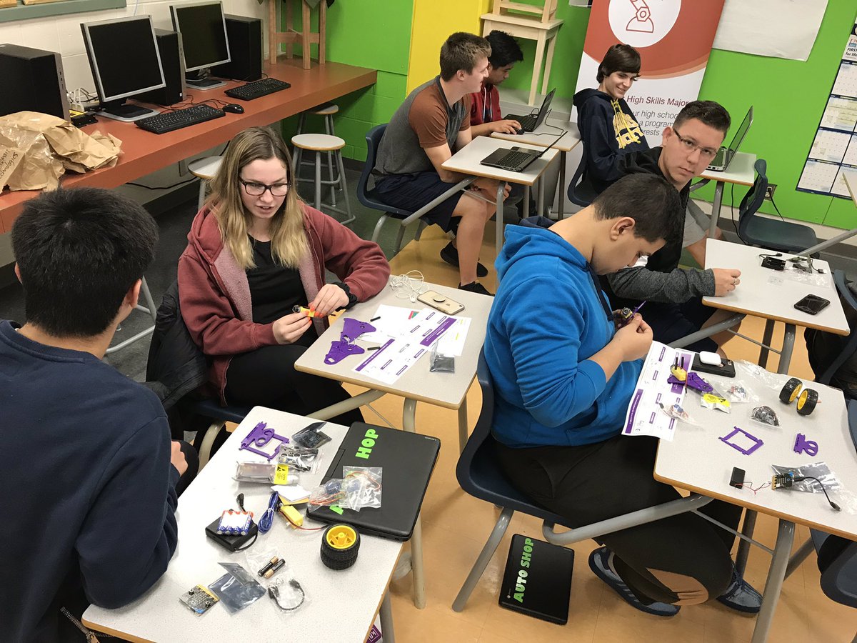 deb_lawlor's tweet image. #ocsbSHSM manufacturing and transportation students learning how to use microbits and collaborating to code K8 robots @AllSaintsOCSB @StFXOCSB #BeInnovative #codingEverywhere @InkSmith3D #learnByDoing thanks Steve Evraire @ONFE_ROPE for exposing our students to new skills