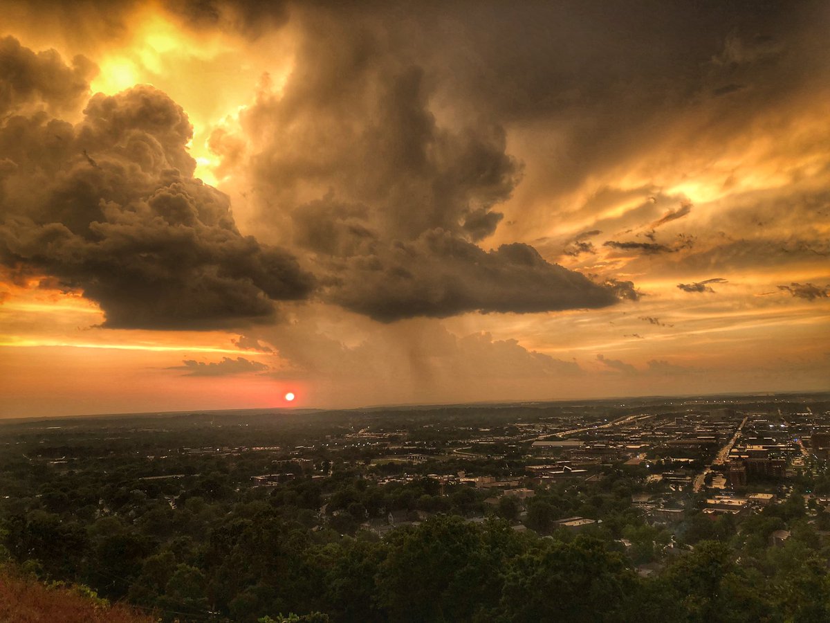 FarFromFinal's tweet photo. Incredible view this evening in Birmingham AL #farfromfinal #crossingthesun https://t.co/ZshsFfL82C