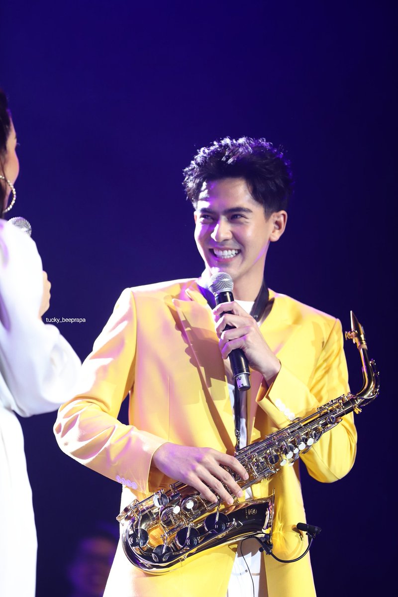 tucky_beeprapa's tweet photo. เก็บความน่ารักมาฝากบ้านเต้ย ค่ะ .. 😘😘  ยิ้มทีไร ใจบางทุกที  #เต้ยเชียร์ยืนหนึ่ง #เต้ยเชียร์timelessconcert #เต้ยพงศกร #TimelessConcert  12-5-19 https://t.co/499DseyJnx