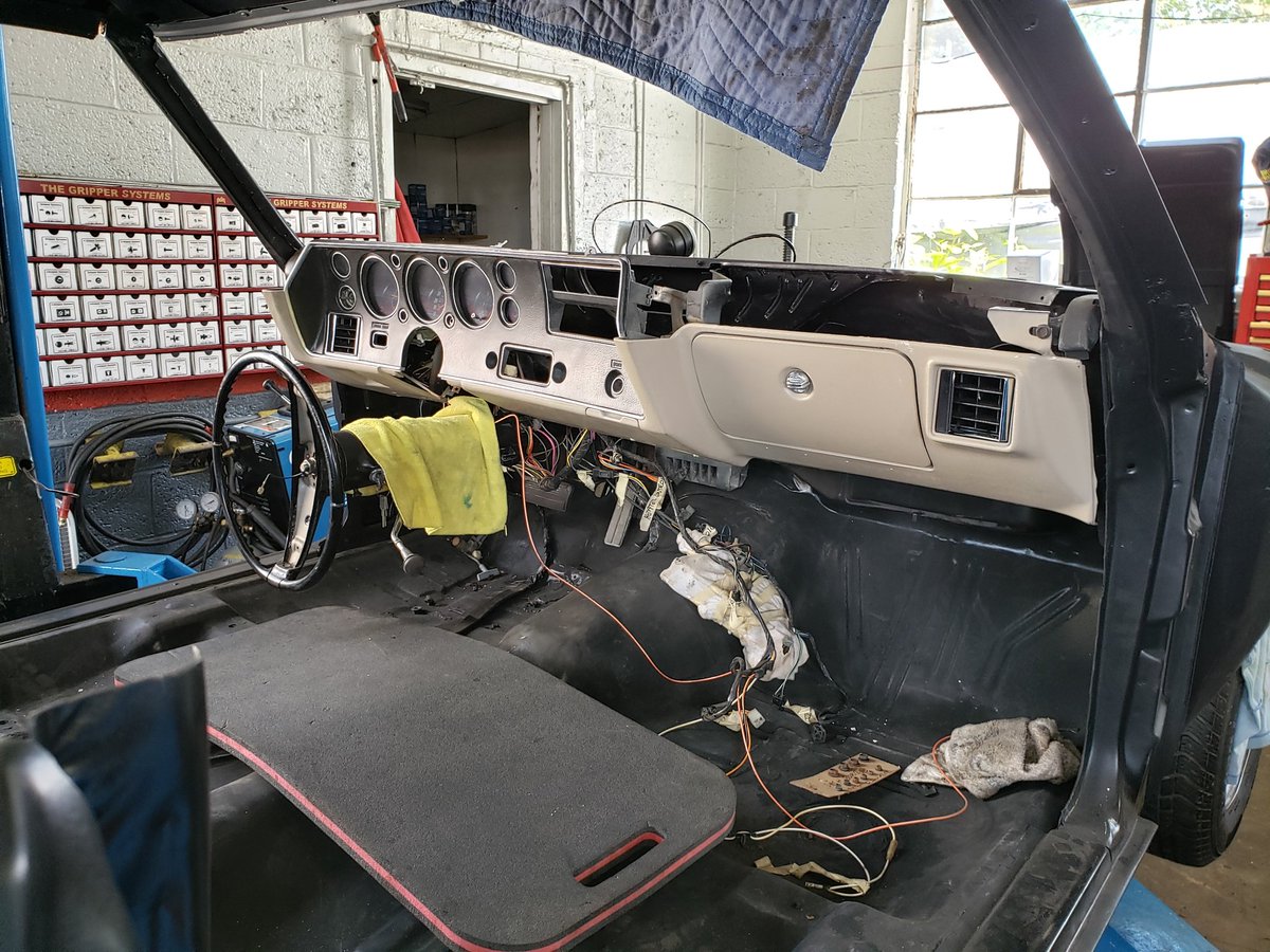 motormouthradio's tweet photo. We started the dashboard install on #projectchevelle today, leaving it loose so the wiring can be connected. Luckily the guys who took it apart labeled everything. Then we got diverted outside....
@Automoblog @GYC_Mark @OriginalParts https://t.co/trFcF3XZOr