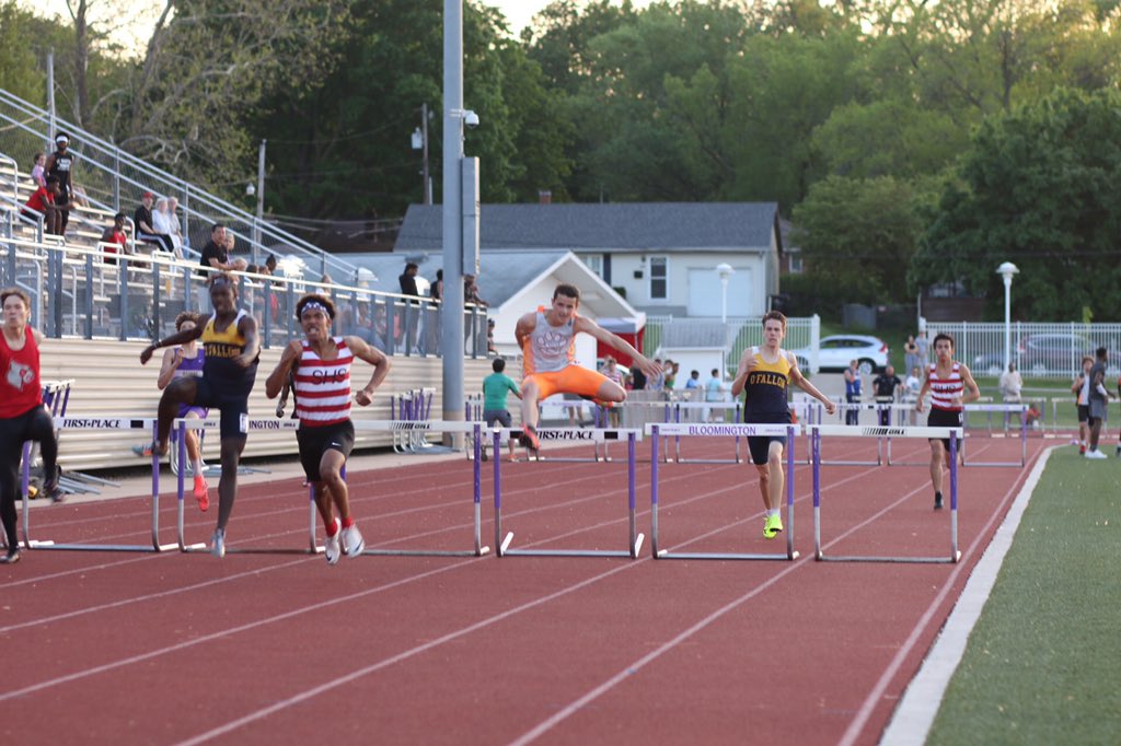 TrackEHS's tweet photo. Senior Dan Powell runs PR and qualifies in the 300s placing 4th in a time of 3️⃣9️⃣.4️⃣8️⃣. https://t.co/WlOrjsaop8