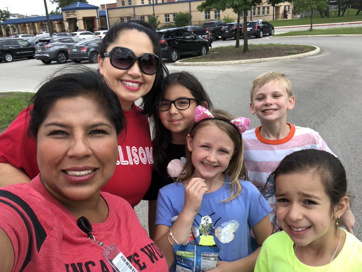 Ginaherrera68's tweet photo. A blast a Frederick wilderness park exploring our lovely community🙏🏼❣️🐝#year5 @JulieMeneses1 @Delia_Soto1 #thisisellison @DeniseAlejos https://t.co/aIuoMqCjqM