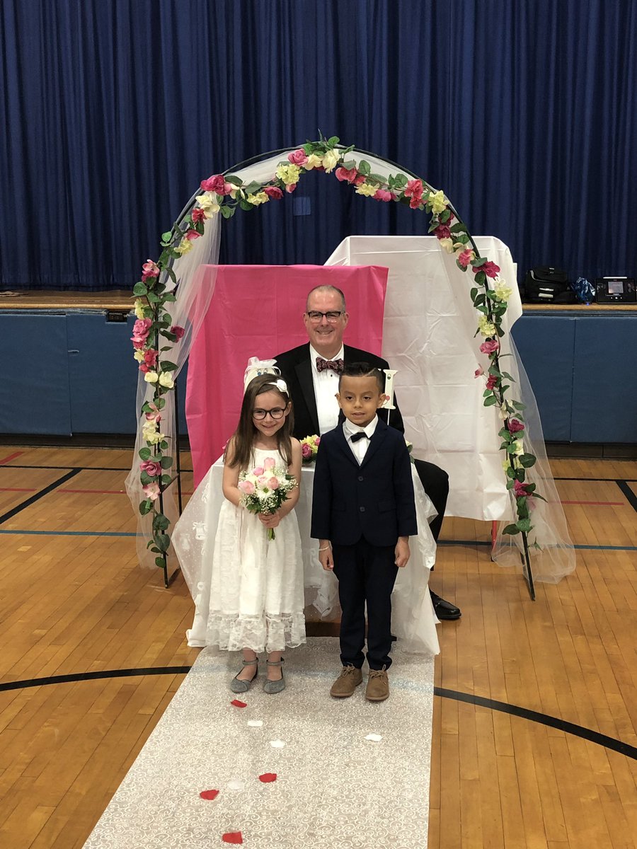 Ms_Sam_Schum's tweet photo. Q and U wedding at Irving today! Kindergartners had a great time! #irvingpride https://t.co/WwCxM3HeYL
