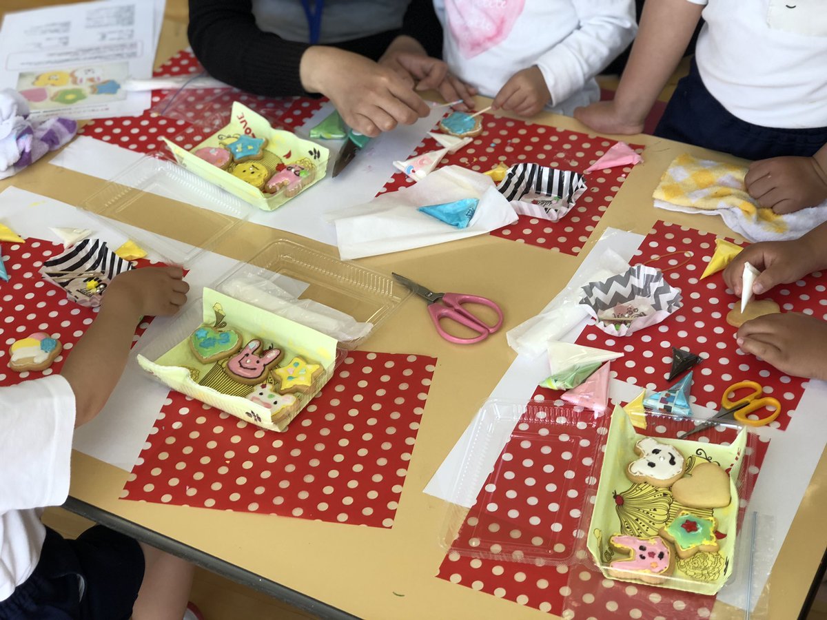 nocca_a's tweet image. 幼稚園参観日☺︎
親子で運動遊びのあと
アイシングクッキー作り♩
かわいこちゃんたくさんできた
💟🐰⭐️🐻🌸

#幼稚園 #参観 #アイシングクッキー