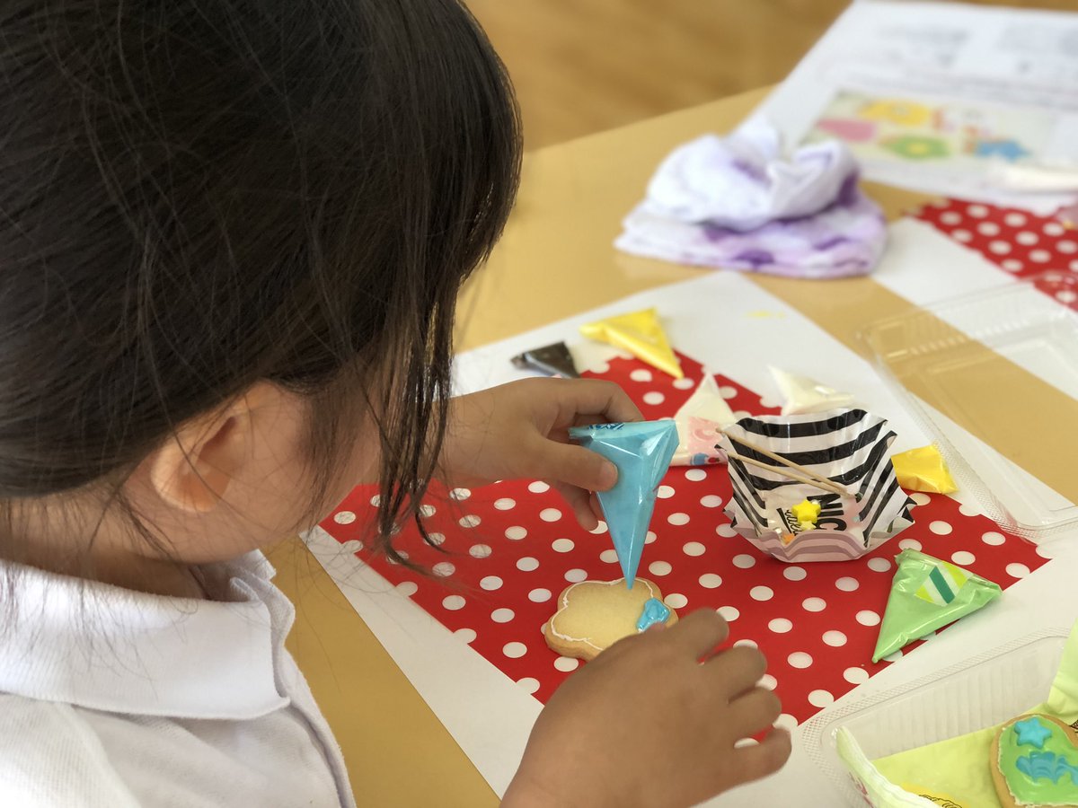 nocca_a's tweet image. 幼稚園参観日☺︎
親子で運動遊びのあと
アイシングクッキー作り♩
かわいこちゃんたくさんできた
💟🐰⭐️🐻🌸

#幼稚園 #参観 #アイシングクッキー