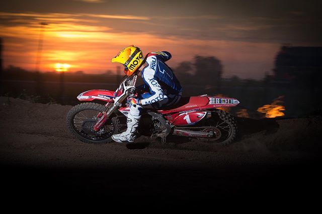 Epic shot. 
@joaquinpoli199 retratado por @nico_jimenez_fotos en una sesión de fotos durante diciembre de 2017.
#foxracing #foxracingargentina 
#mx #motocross bit.ly/2HpHle6