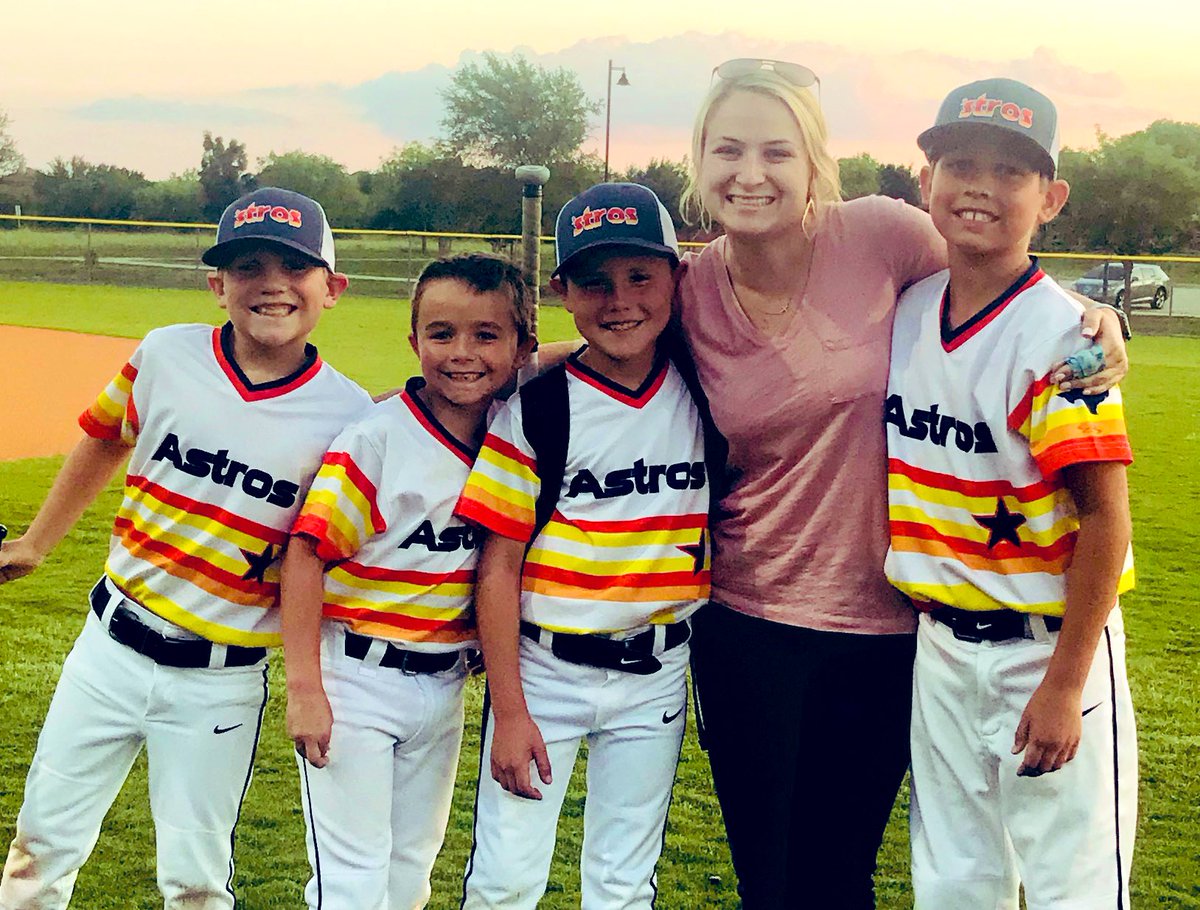 Ms_Ozanus's tweet photo. Had a blast cheering on these boys at their baseball game!! So proud of their grit & respect for the other team! Of course had to get a pic with one of my favorite kinder boys too! π #vaughnelementary @VaughnElemFISD https://t.co/ikjDNAydNY