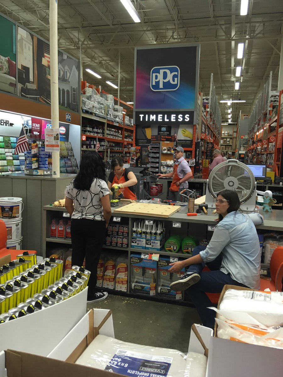 mikeeppinette's tweet image. Caleigh directing the DIH at the Fort workshop will skill. #BDDSW