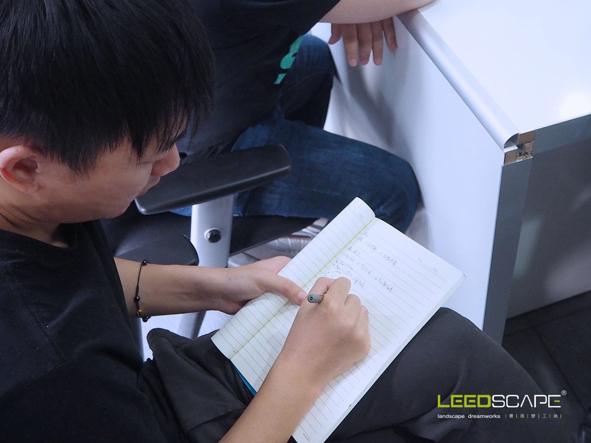 leedscape's tweet image. Today` s training lecture: the vertical design is the most important part in landscape design. A great project must link to its meticulous way dealing with contour. Director Gao showed us the correct-wrong comparison examples in actual projects. #training #verticaldesign